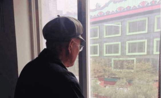 女子假死赖账(女子将女儿抛入河)