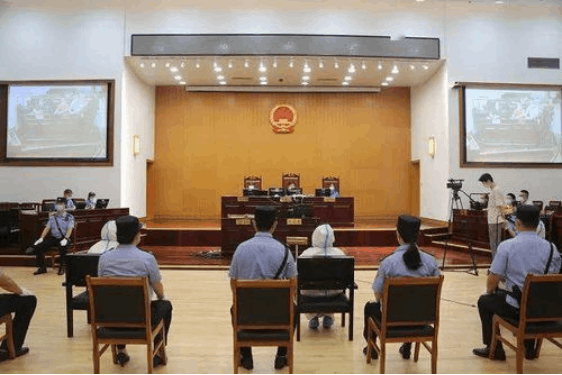 女子假死赖账(女子将女儿抛入河)