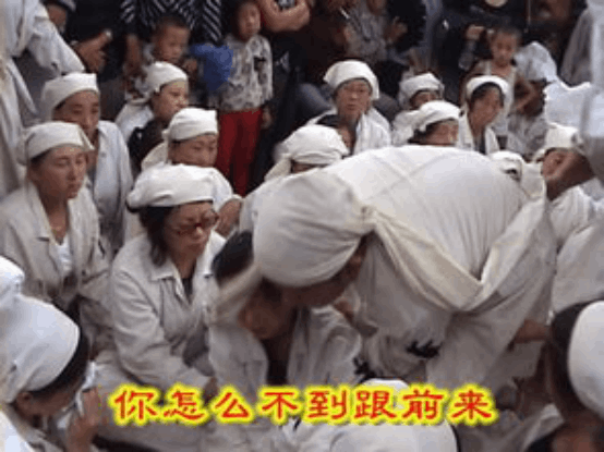 女子假死赖账(女子将女儿抛入河)