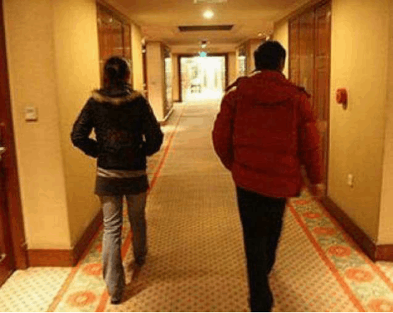 女子假死赖账(女子将女儿抛入河)