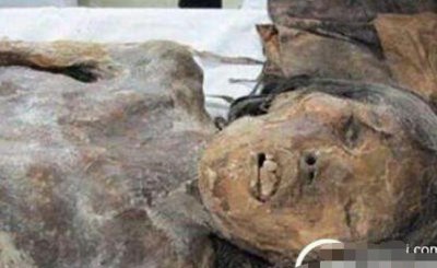 ​千年古墓掘出会谈话女尸 会谈话还产下7公斤活婴_假的