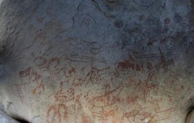 ​新疆奇异岩绘之谜，万年前岩绘惊现没有明遨游物_外星飞碟