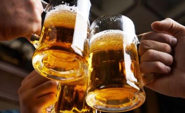 啤酒能和烟熏火腿一起吃吗,不能(诱发消化道疾病)