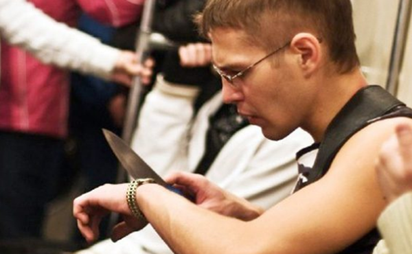 坐地铁哪些物品不行戴?地铁上创造的15件奇异物品