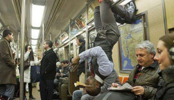 坐地铁哪些物品不行戴?地铁上创造的15件奇异物品