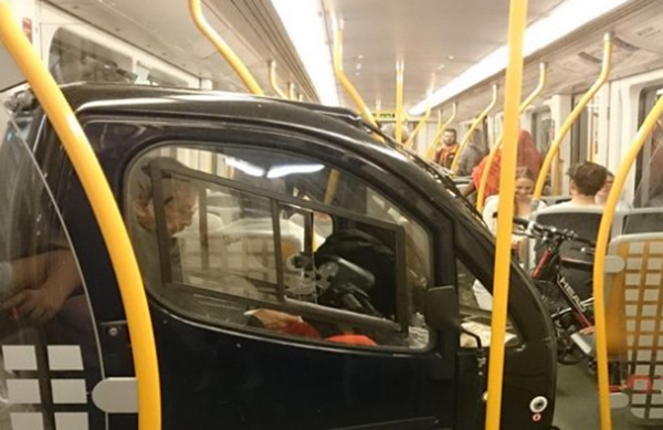 坐地铁哪些物品不行戴?地铁上创造的15件奇异物品