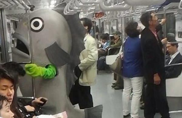 坐地铁哪些物品不行戴?地铁上创造的15件奇异物品