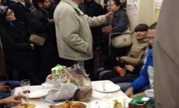 坐地铁哪些物品不行戴?地铁上创造的15件奇异物品