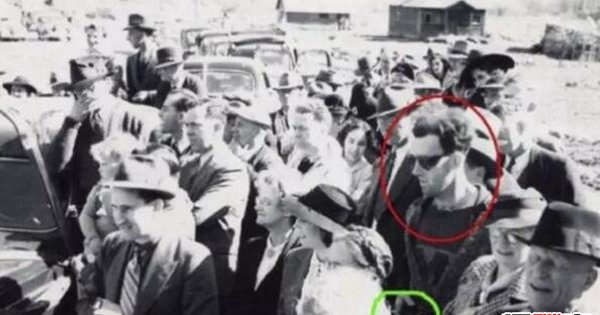 老照片拍到将来人,穿梭者犹如拿着数码相机