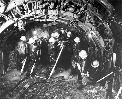 峰爆电影演的是哪里的地质构造(是因为灾难场景的震撼)(13)