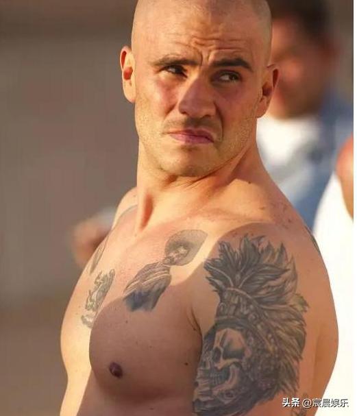 五部黑帮火拼枪战动作电影推荐（霸气男人保护家人的三部硬汉暴爽电影）(6)