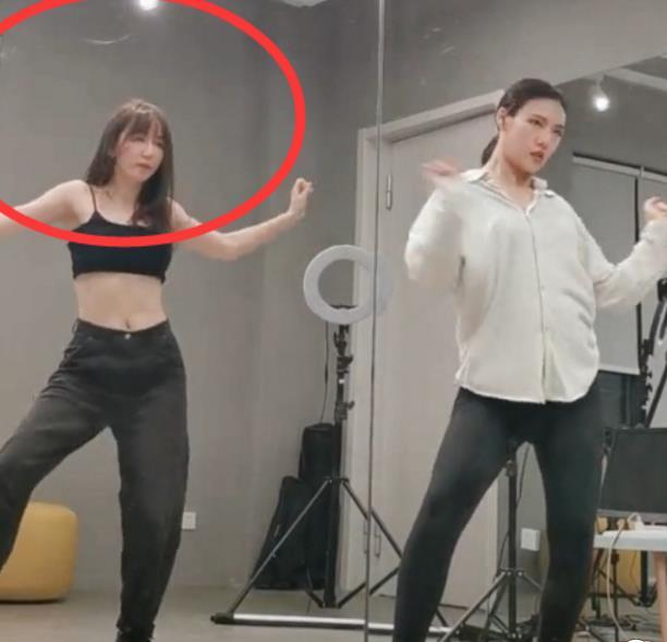 娄艺潇爱情公寓教跳舞（娄艺潇跳舞生图被曝光）(6)