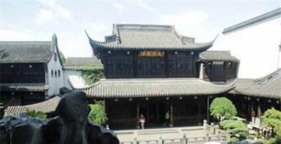 ​胡雪岩的阜康银号受挤兑而倒关的缘故是什么?