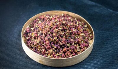 ​花椒能直交搁肚脐上吗，能（搁女人肚脐上可治月信没有调）