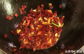 干锅牛蛙的14种做法大全(教你做鲜嫩多汁的干锅牛蛙)(7)