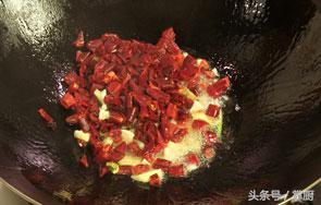 干锅牛蛙的14种做法大全(教你做鲜嫩多汁的干锅牛蛙)(6)