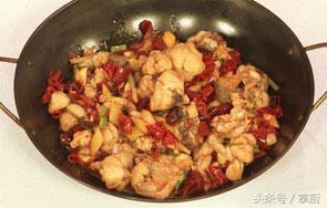 干锅牛蛙的14种做法大全(教你做鲜嫩多汁的干锅牛蛙)(15)