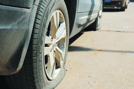 分辨汽车轮胎正反面?装反有多危险?