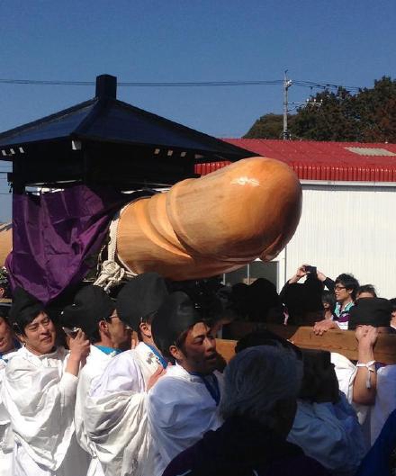 日本奇葩节日“丁丁节” 百人所有举着“丁丁”游街