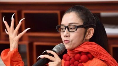 ​中国手指甲最长的人，杨丽萍保持40年留5厘米的受指甲