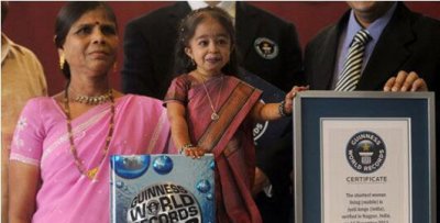 ​印度23女孩乔蒂·阿姆奇，身高仅62.8CM_世界最低女性