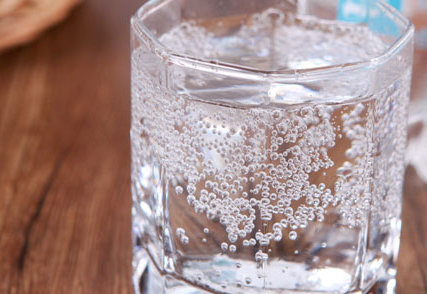 红酒用什么能洗掉,玻璃杯红酒污渍怎么洗掉图4