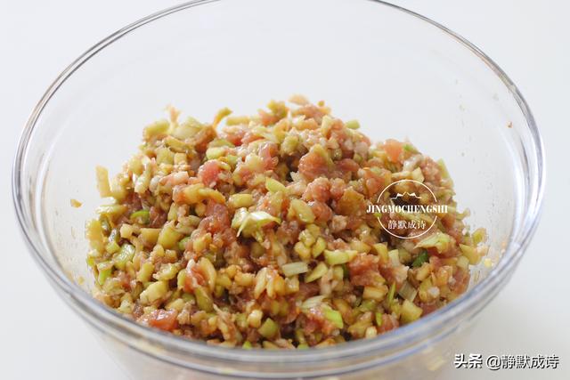 怎样做茄子馅饺子好吃窍门（教你猪肉茄子馅儿饺子的做法）(8)