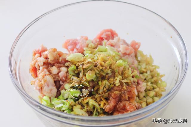 怎样做茄子馅饺子好吃窍门（教你猪肉茄子馅儿饺子的做法）(7)