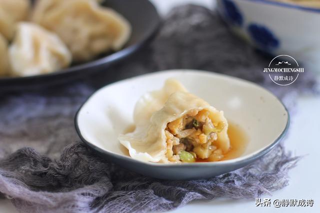 怎样做茄子馅饺子好吃窍门（教你猪肉茄子馅儿饺子的做法）(3)