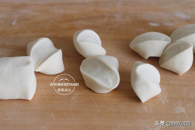 怎样做茄子馅饺子好吃窍门（教你猪肉茄子馅儿饺子的做法）(9)