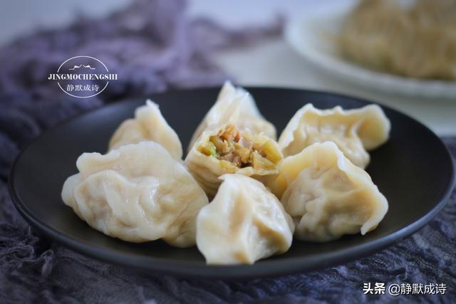 怎样做茄子馅饺子好吃窍门（教你猪肉茄子馅儿饺子的做法）(12)