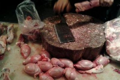 ​鸡睾丸的功能很神秘，女吃美容养颜男吃补肾壮阳