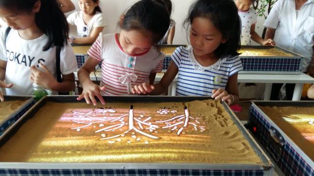 儿童沙画的好处（孩子学习沙画居然这么多好处）(2)