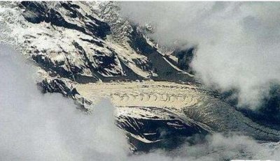 ​飞机上拍到真龙，西躲雪山高空拍到西躲龙_实为冰川山脉