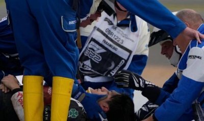 ​蛙泳周冠宇遭遇翻车事故（翻车后意识清醒被抬走）