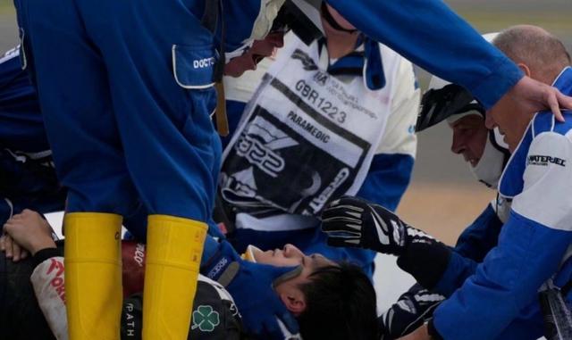 蛙泳周冠宇遭遇翻车事故(翻车后意识清醒被抬走)(1)