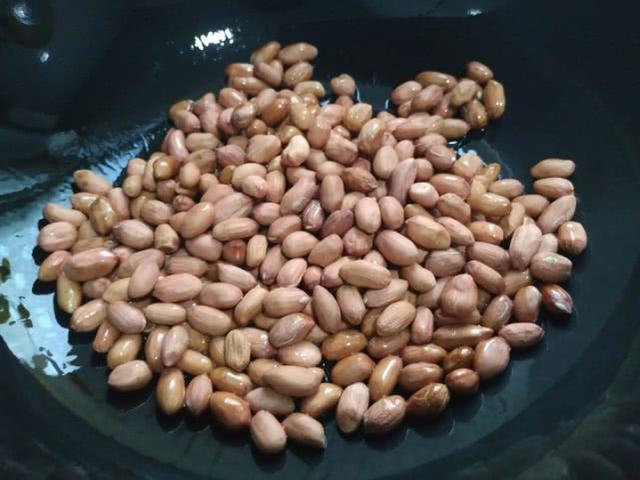 花生米怎么炒出来又脆又酥(学会一个小技巧)(4)