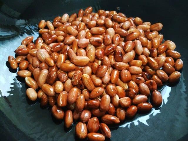 花生米怎么炒出来又脆又酥(学会一个小技巧)(5)