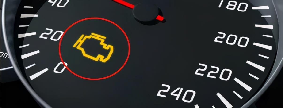 发动机故障灯亮起但又能正常行驶（汽车发动机故障灯亮起）