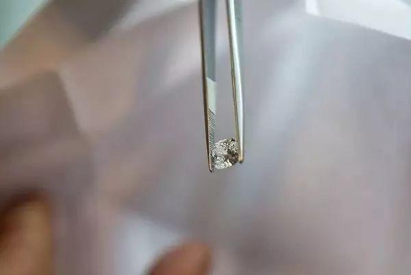 如何挑选一颗好的钻石（这样选钻石绝不吃亏）(23)