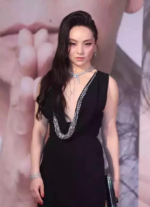 曾美慧孜穿衣搭配（曾经不被人注意的小配角曾美慧孜）(1)