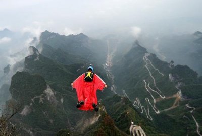 ​天门山翼装飞行出意外的人（天门山意外身亡的翼装女孩儿让我们深思）