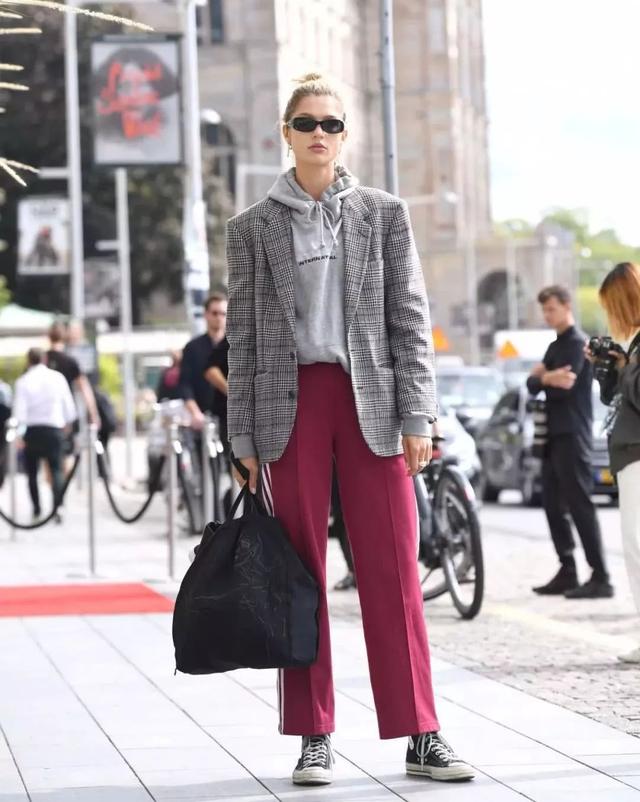 卫衣如何穿搭才好看（几十种冬季卫衣内搭穿法）(102)