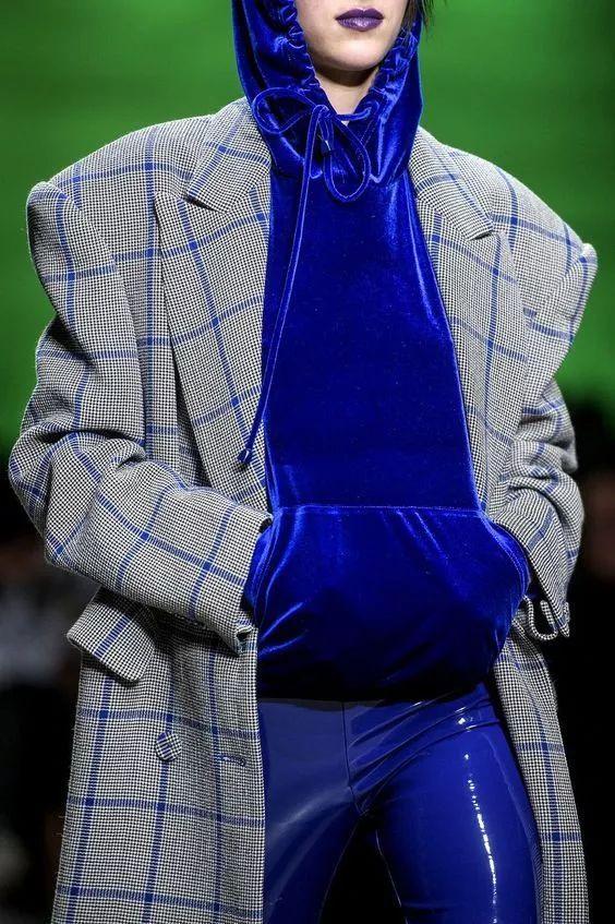 卫衣如何穿搭才好看（几十种冬季卫衣内搭穿法）(96)