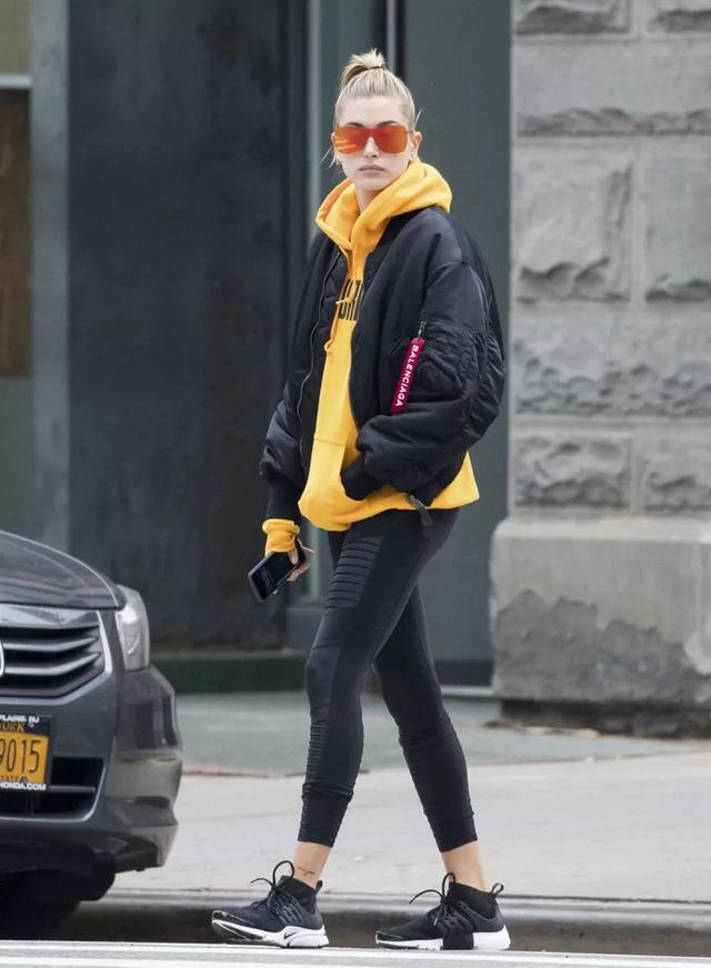 卫衣如何穿搭才好看（几十种冬季卫衣内搭穿法）(116)