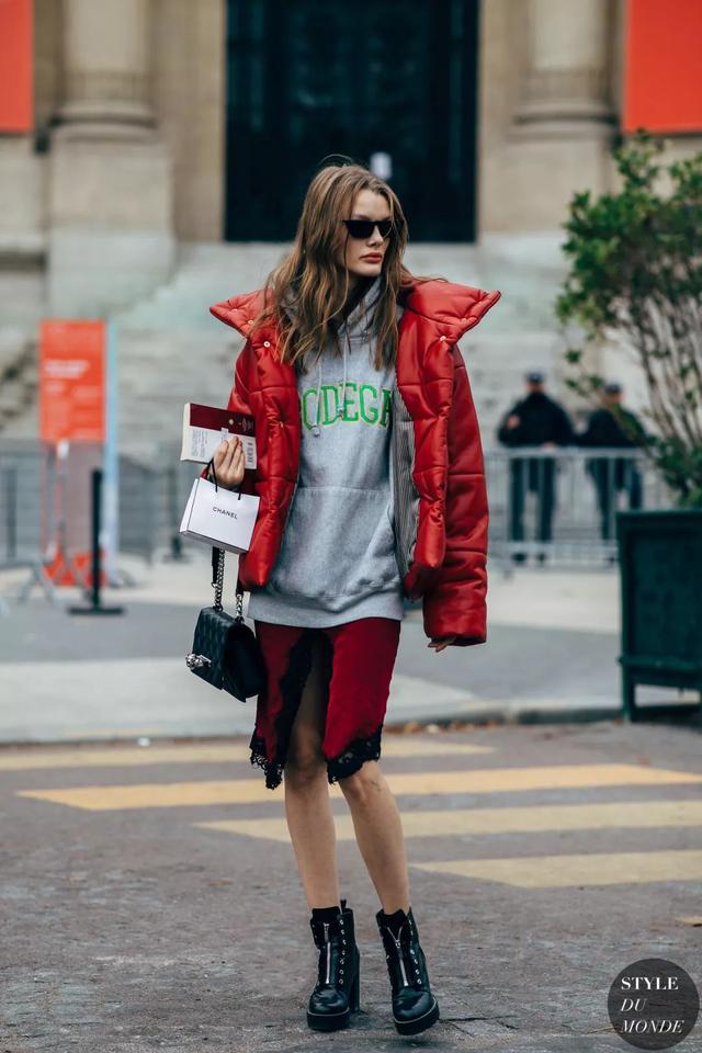 卫衣如何穿搭才好看（几十种冬季卫衣内搭穿法）(60)