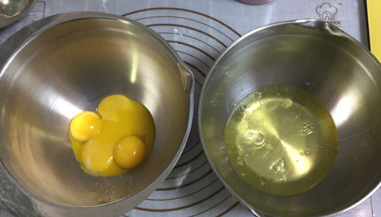 家用烤箱怎样烤蛋糕,家用烤箱烤蛋糕多少度?多少分钟?图1