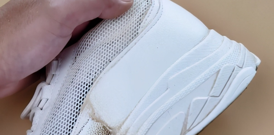 小白鞋怎样洗才干净变白,怎样刷小白鞋才能更白的小妙招视频图7