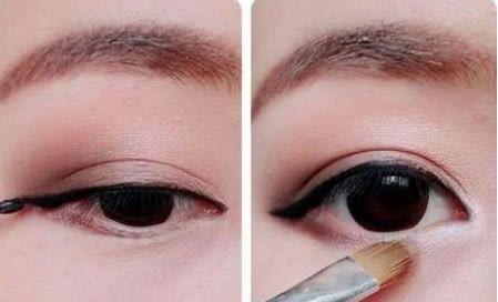 新手学化妆用眼线液还是眼线笔好（化妆师透露用眼线液时）(3)