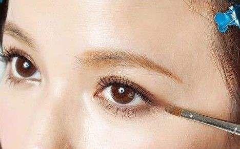 新手学化妆用眼线液还是眼线笔好（化妆师透露用眼线液时）(4)